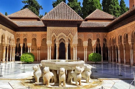 جدران قصر الح م ر اء في غرناطة ألب وم ش عري من م ر م ر م س ن ون